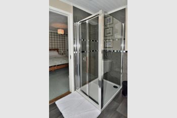 Generous sized shower cubicle with powerful twin-head mixer shower
